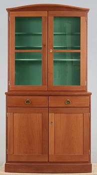 VITRINSKÅP, ur "Triva-serien", design Kerstin Hörlin Holmquist för Nordiska Kompaniet.