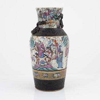 A Chinese porcelain vase and a Japanese Ming-style bowl, around the year 1900.