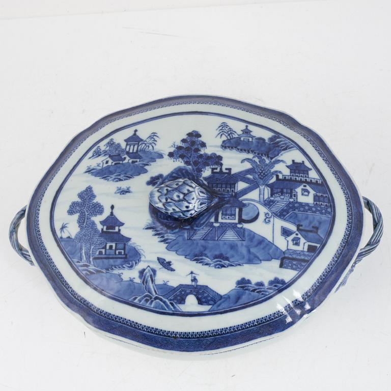 A tureen and nine plates, export porcelain, China, Qing dynasty, 18th century.