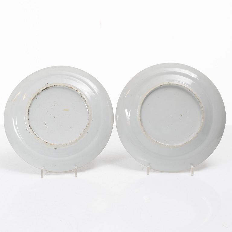 Tallrikar, åtta stycken, bl.a. Kanton, porslin. Qingdynastin, 17/1800-tal.