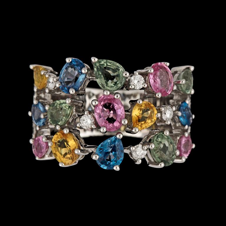 RING, fasettslipade olikfärgade safirer, tot. 4.84 ct, med briljantslipade diamanter, tot. 0.32 ct.