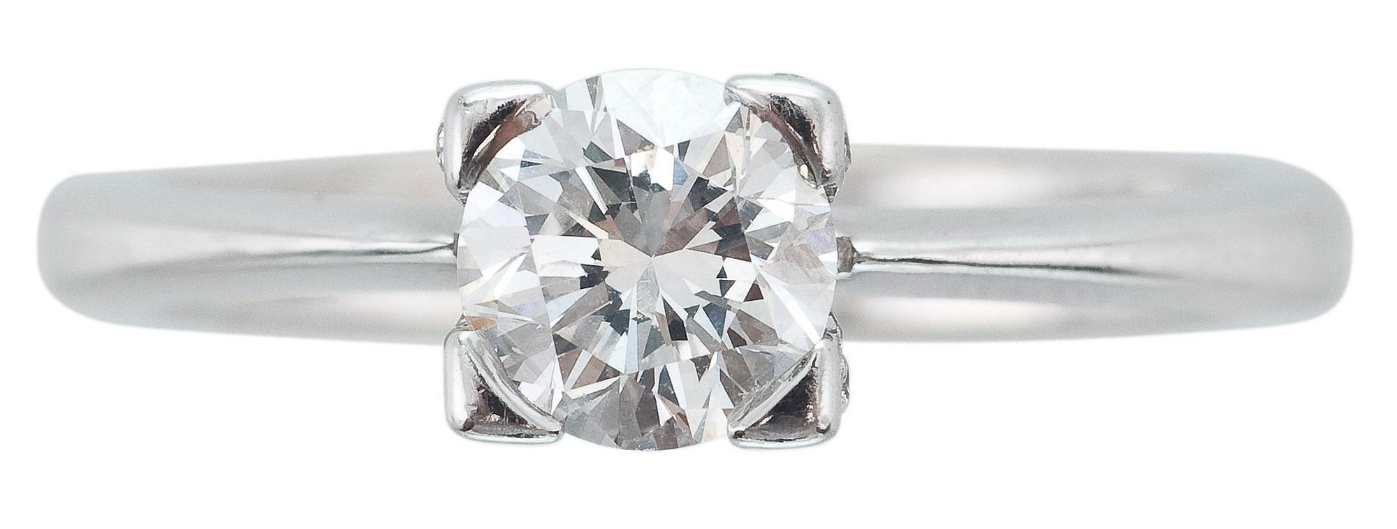 TIMANTTISORMUS, briljanttihiontainen timantti n. 0,85 ct ja pieniä timantteja n. 0,30 ct yhteensä.