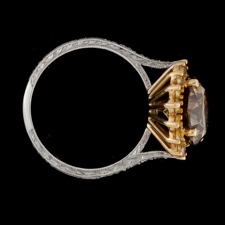 RING, briljant diamant, 3.60 ct, kvalitet fancy brown samt briljantslipade gula diamanter, tot. ca 0.60 ct.