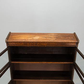 Kirjakaappi, Minty Oxford, Englanti, noin 1900-luvun puoliväli.