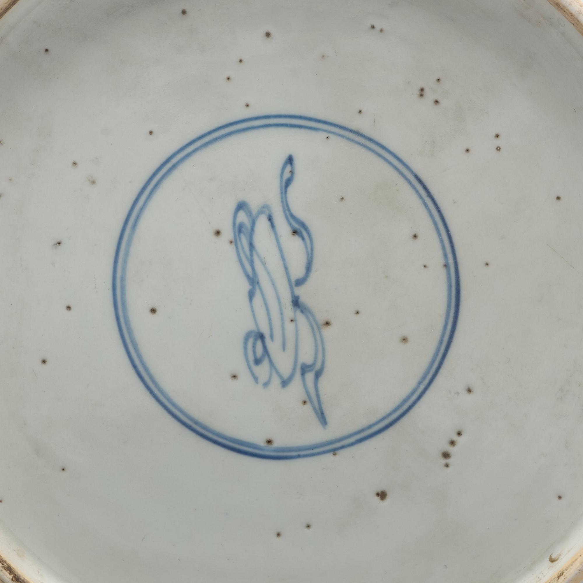 A blue and white serving dish, Qing dynasty, Kangxi (1662-1722).