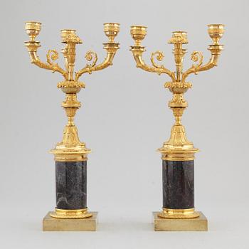 KANDELABRAR, ett par, förgylld brons och marmor, 1800-talets första hälft.