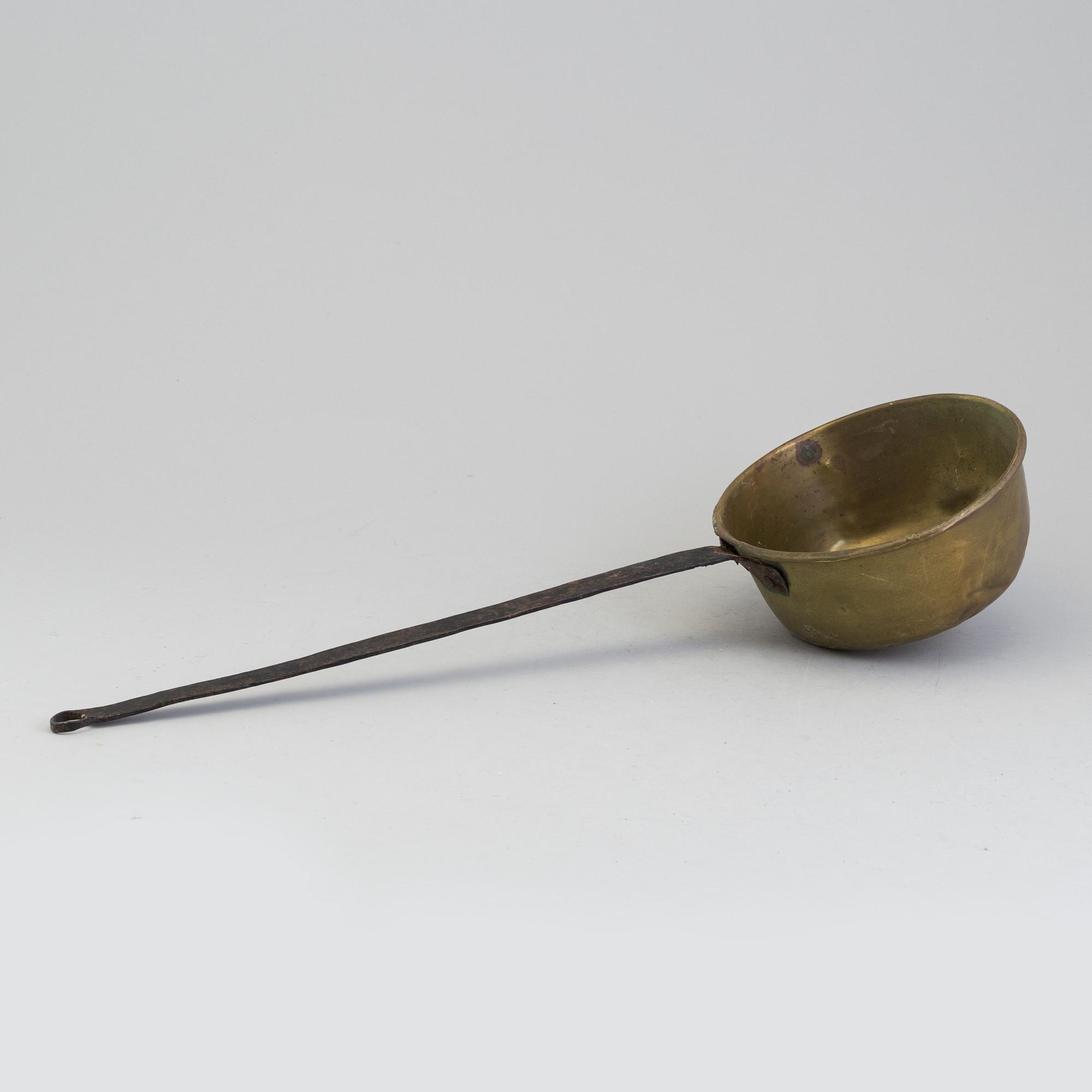 AN 18TH CENTURY BRASS CAULDRON.