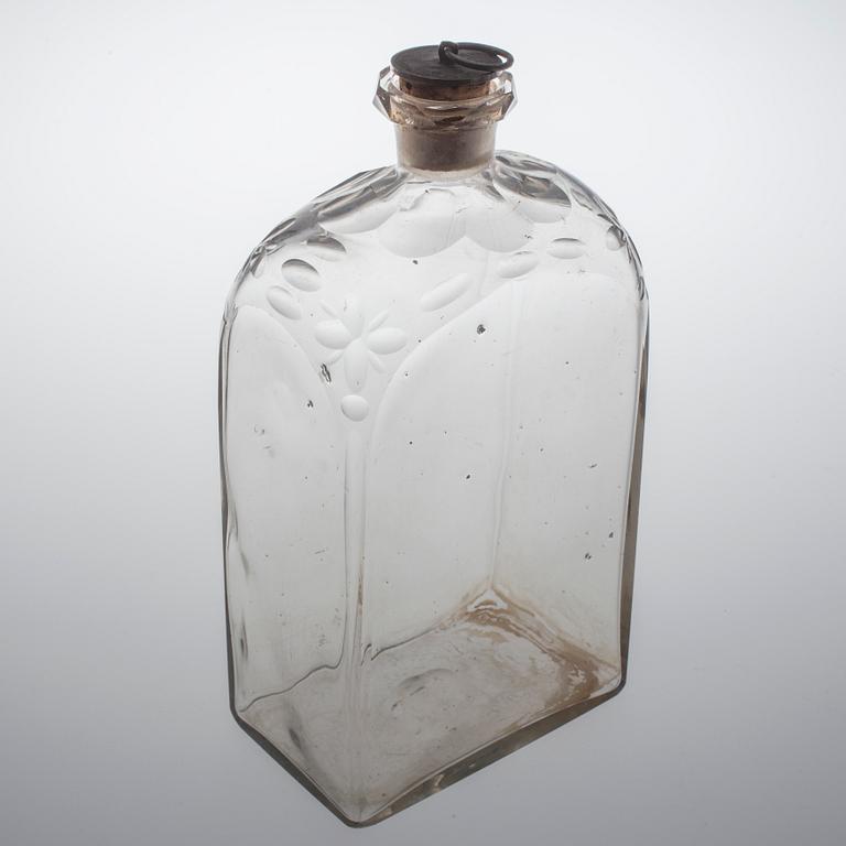 BRÄNNVINSFLASKOR, 5 st. Glas. 1800-tal.
