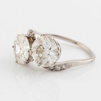 Ring platina med två gammalslipade diamanter totalvikt ca 5.00 ct.