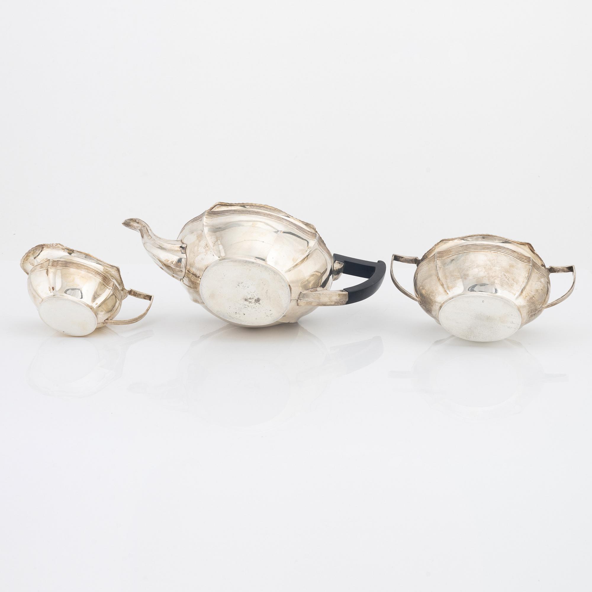 Barker Brothers (Herbert Edward Barker & Frank Ernest Barker), a silver teapot, creamer and sugar bowl, Chester 1924.