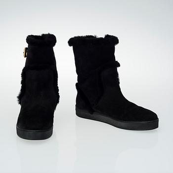 A pair of boots by Loius Vuitton, size 39.