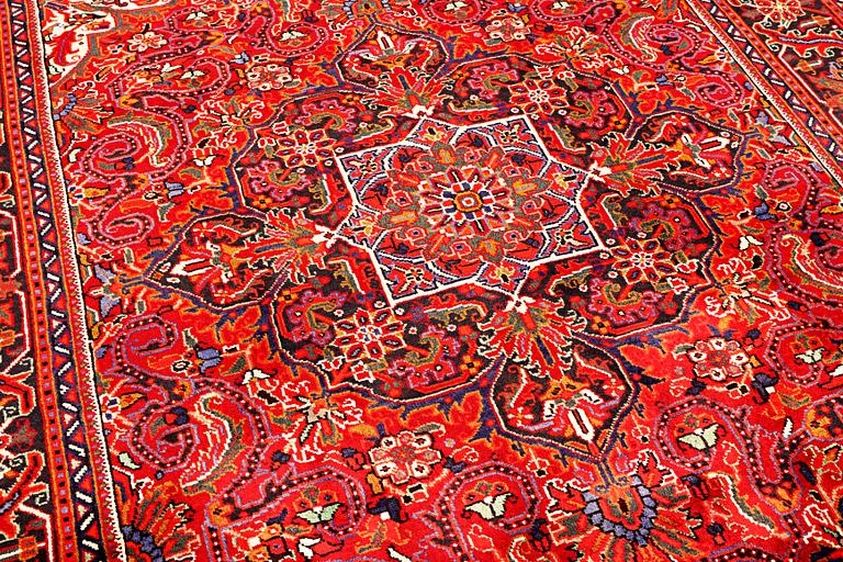 A Heriz patternd carpet, a.  295 x 207 cm.