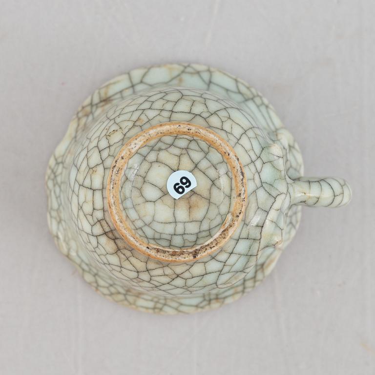 A Chinese ge glazed stoneware cup with dragon, Qing dynasty, 18th century.