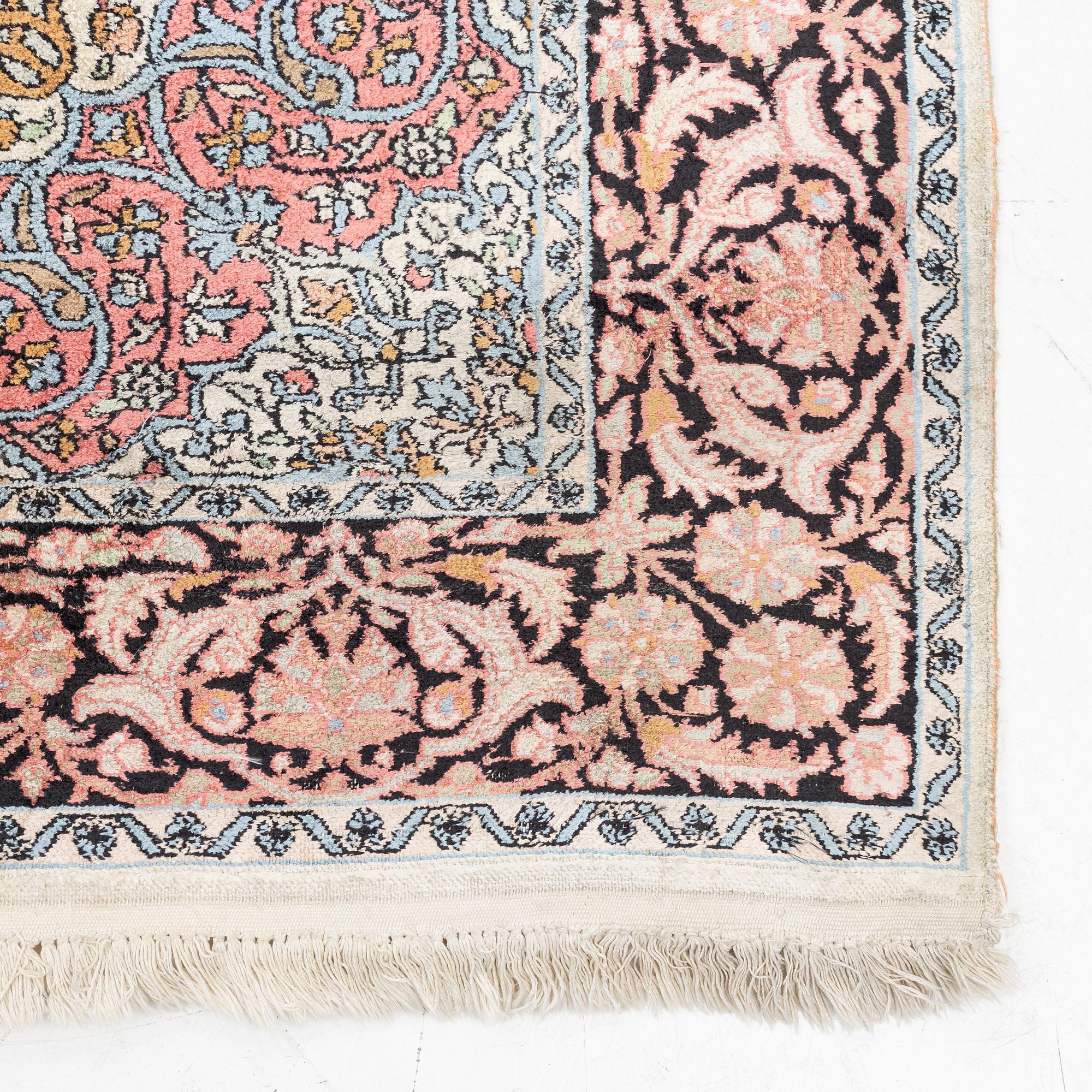 Matta, old silke Kashmir, ca 270 x 187 cm.