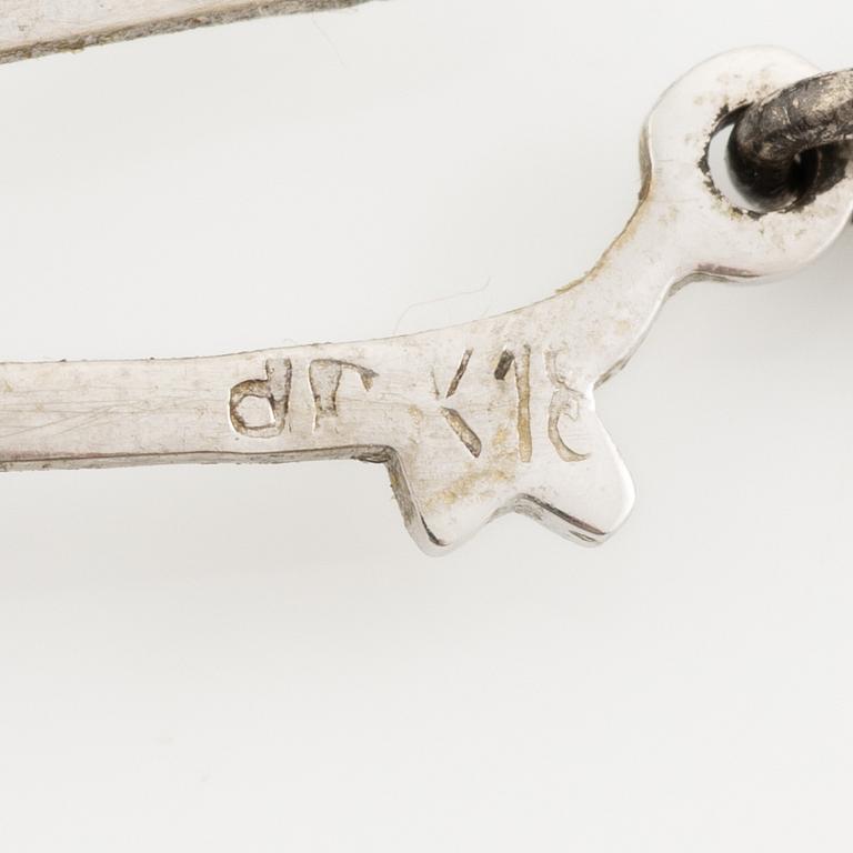 Necklace with graduated cultured pearls, with a clasp in 18K white gold set with an emerald.