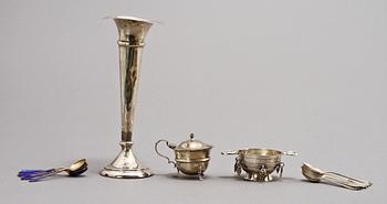 PARTI SILVER, 16 delar, 1900-tal. Vikt 495 g (lnkl. vas med fylld fot).