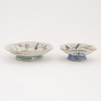 A set of two serving dishes and a teapot, 19th/20th century.