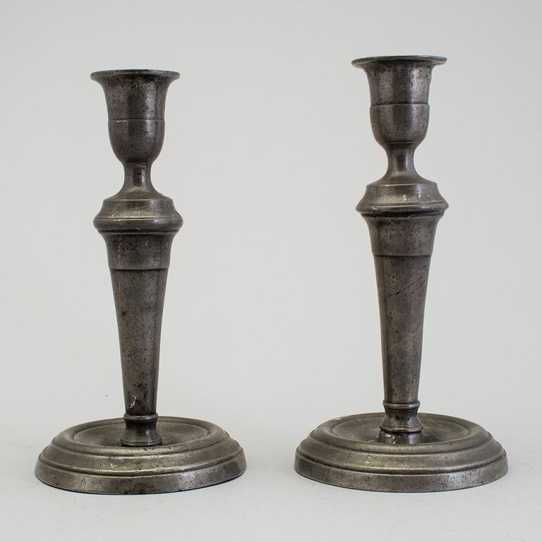 LJUSSTAKAR, ett par, tenn, sent 1700-tal.