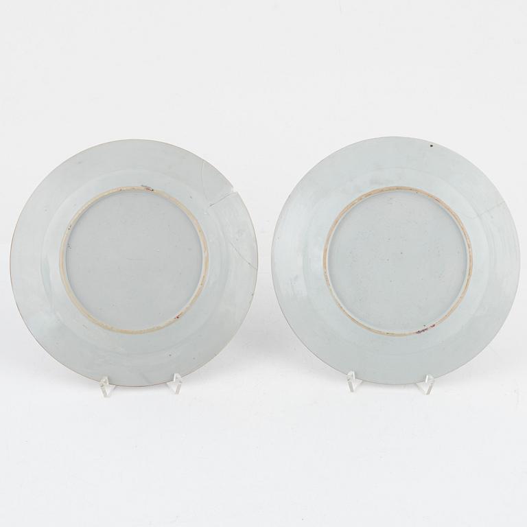 A set of four dinner plates and a jar with cover, Qing dynasty, 18th and 19th Century.