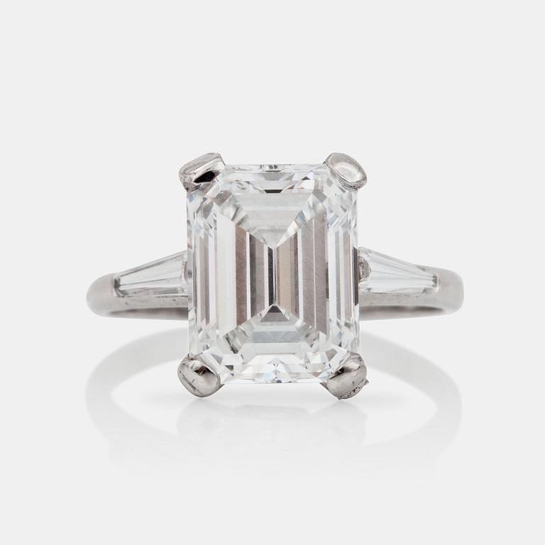 RING med smaragdslipad diamant, 4.20 ct, flankerad av trapetsslipade diamanter.