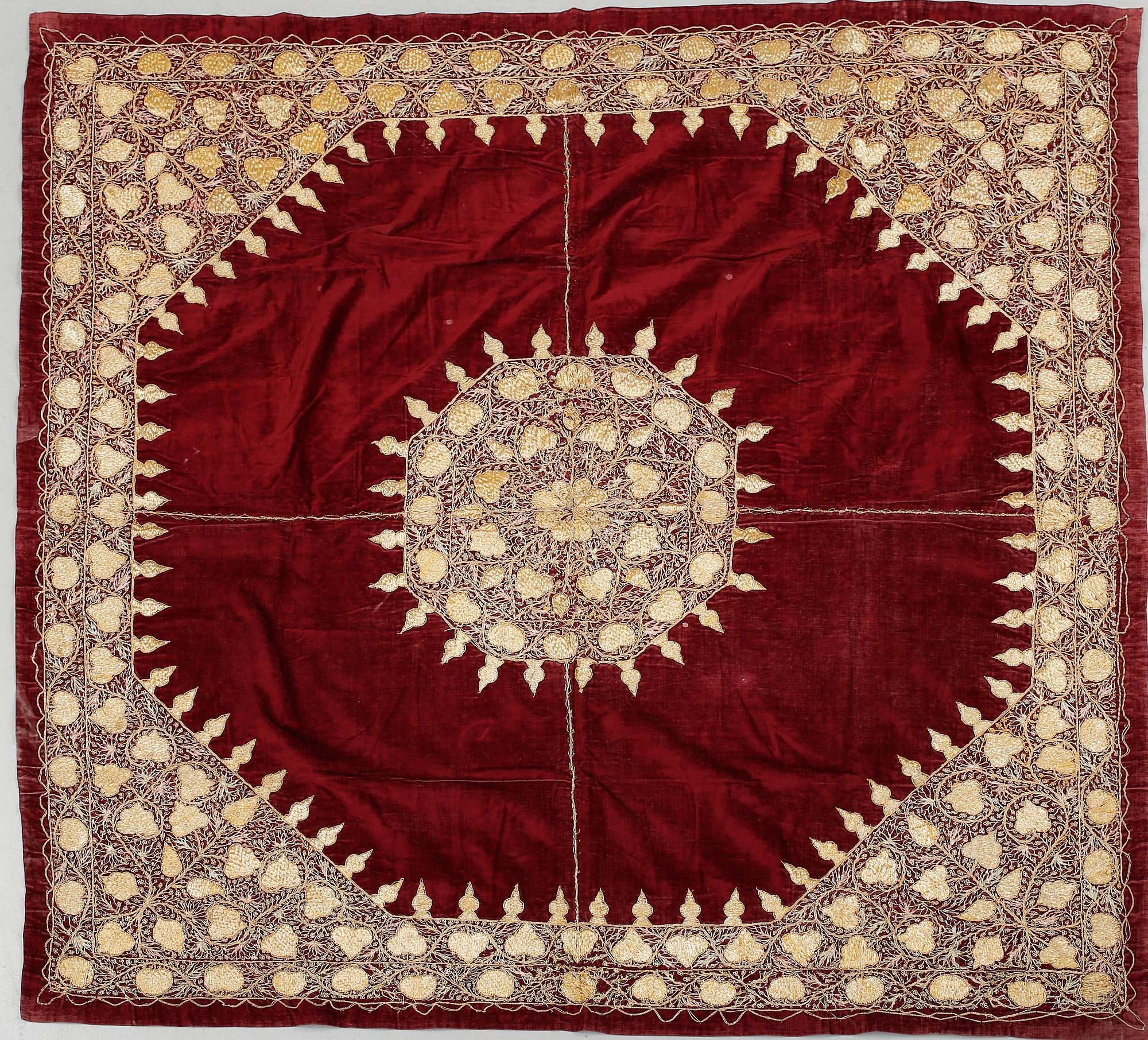 DUK, Ryssland. Broderad med guldtråd. Omkring 1800-talets slut.