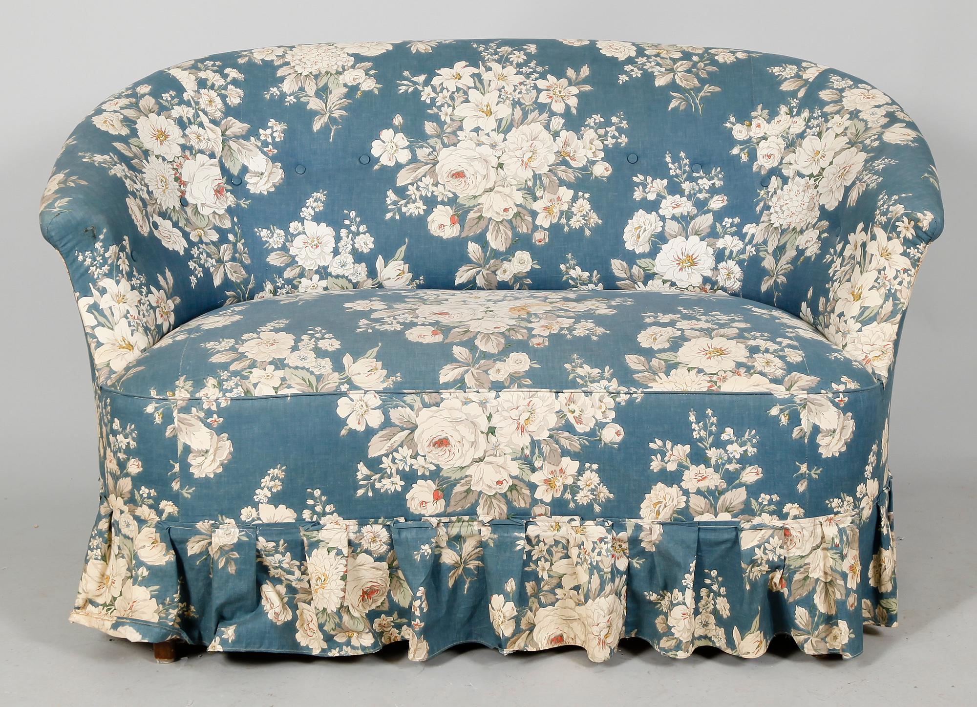 SOFFA OCH EMMAFÅTÖLJER, 1 par, 1800-/1900-tal.