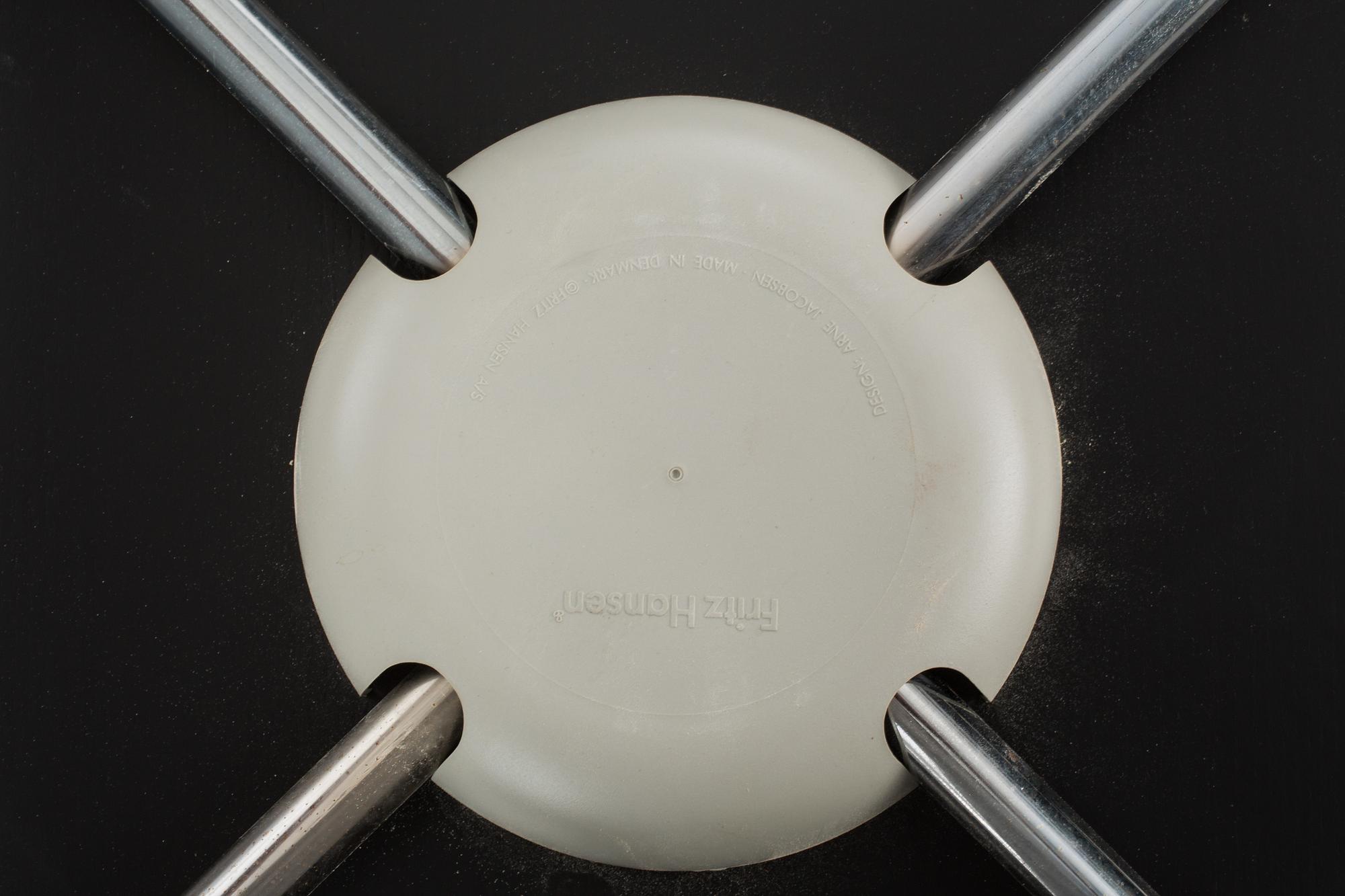 STOLAR, ett par, "Sjuan", Arne Jacobsen, Fritz Hansen, etikettmärkta 2000.