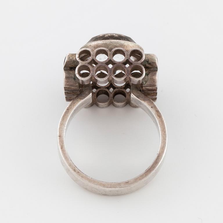 CECILIA JOHANSSON, Göteborg, 1975, en ring med fasettslipad berg kristall.