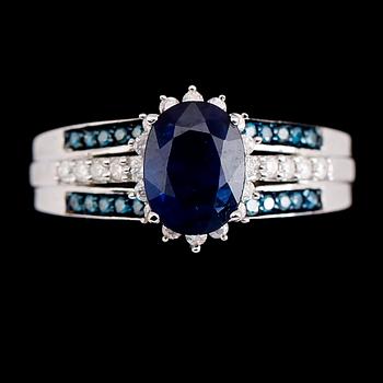 RING, 9 k guld, vita och blåfärgade briljanter tot ca 0.56 ct, blå safir ca 2.20 ct.