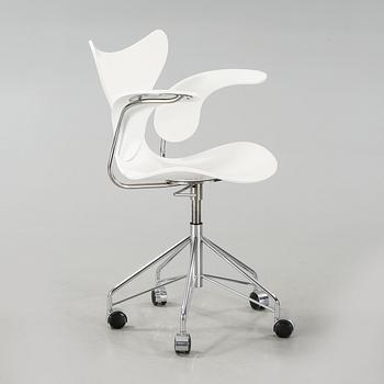 A "Måsen" office chair, designed by Arne Jacobsen for Fritz Hansen, made 2008.