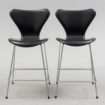 ARNE JACOBSEN, a pair of "Sjuan 3187" leather barstools, Fritz Hansen.