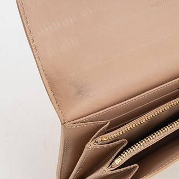 Louis Vuitton, a 'Sarah' vernis wallet.