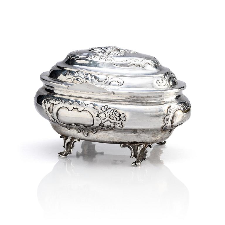 A Russian 18th century silver sugar-box, unknown makers mark FG, Moscow 1781.