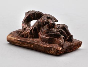 SKULPTURFRAGMENT, skuret trä, möjligen 1600-tal.