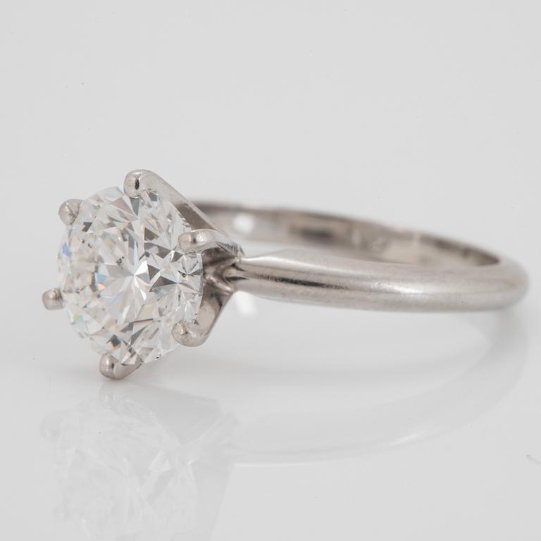 Ring platina med en rund briljantslipad diamant 2.17 ct  kvalitet G si1 enligt medföljande GIA certifkat.