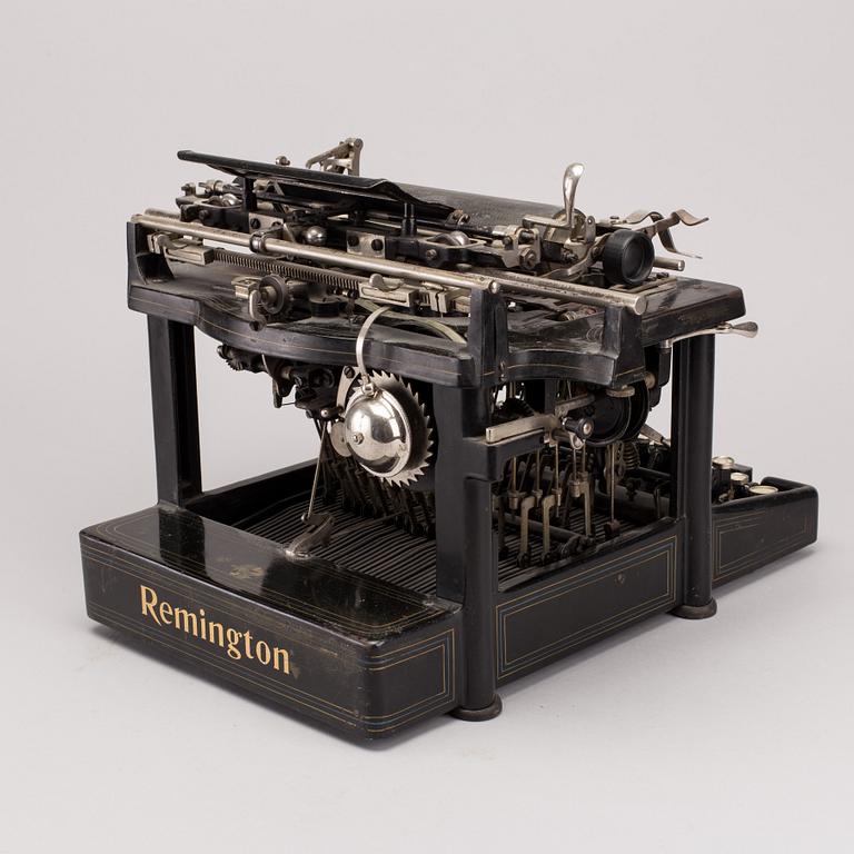 A typewriter Remington.