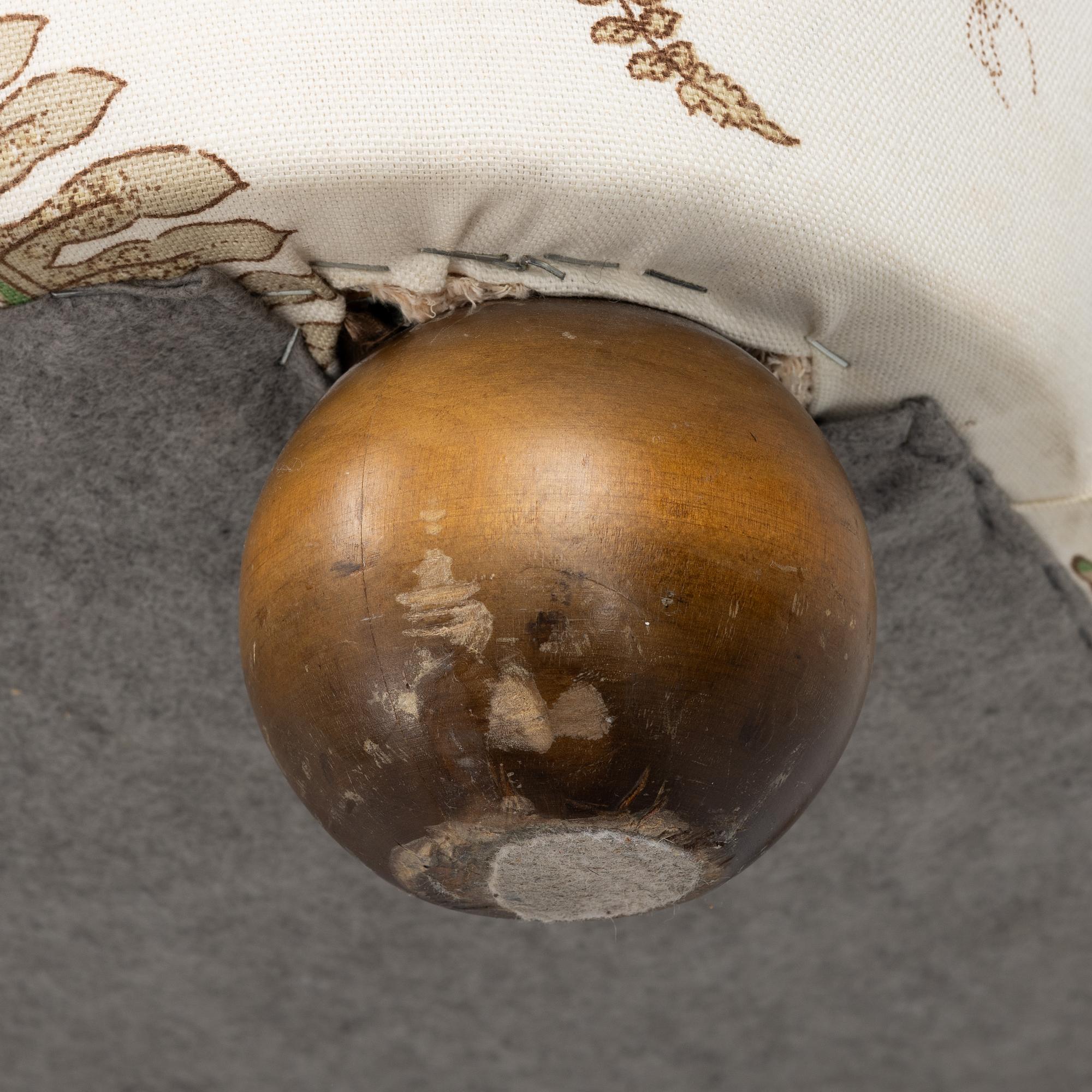 Josef Frank, a model 703 sofa, Firma Svenskt Tenn.