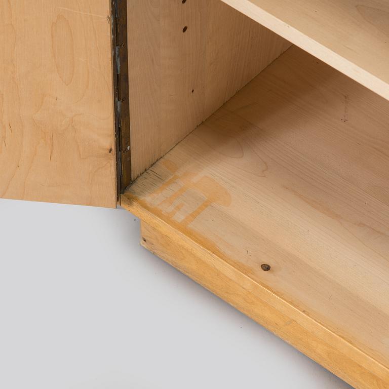 Aino Aalto, kaappi, malli 808 ja vitriini, malli 214 O.Y. Huonekalu- ja Rakennustyötehdas A.B. 1950-luvun alku.