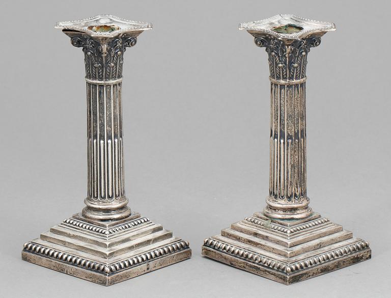 LJUSSTAKAR, ett par, silver. Sheffield 1890.