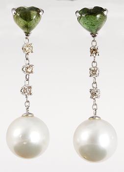676. EARRINGS, green tourmalines, brilliant cut diamonds, tot. ca 0.60 ct and cultured South sea pearl.