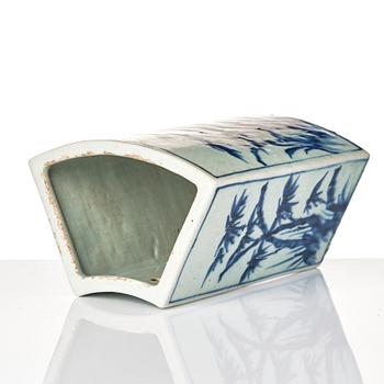 Ställ/vas, porslin. Transition, 1600-tal.