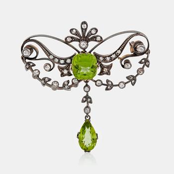 1125. BROSCH med gammal- samt rosenslipade diamanter totalt ca 0.50 ct samt peridot.