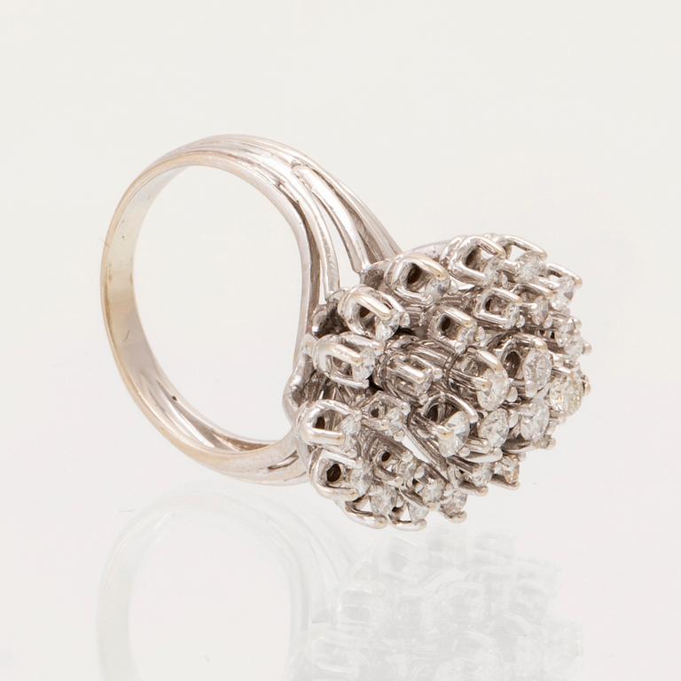 Ring/Cocktail ring 18K white gold with round brilliant-cut and single-cut diamonds.