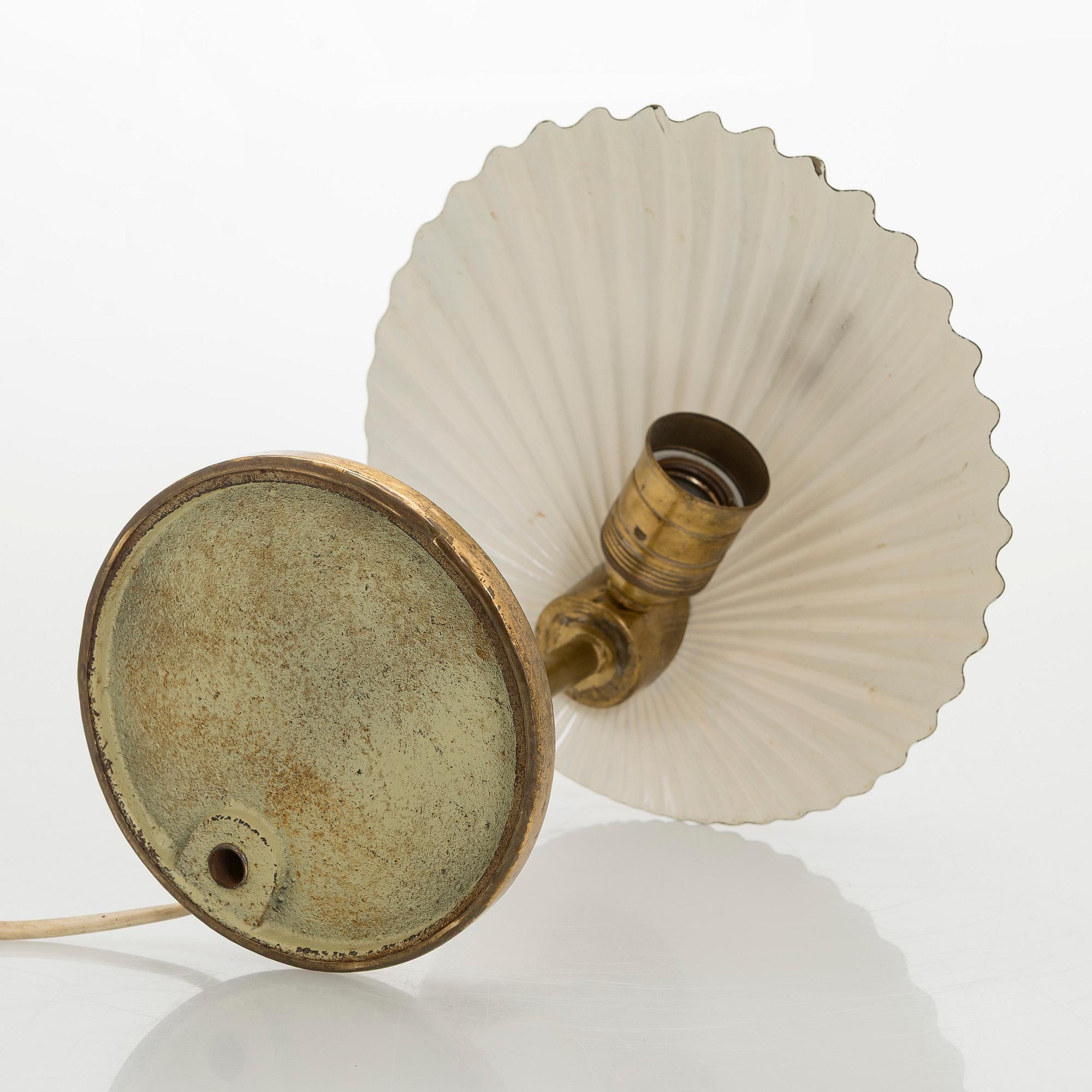 Paavo Tynell, a 1940s '5321' 'The Shell' table lamp for Taito.