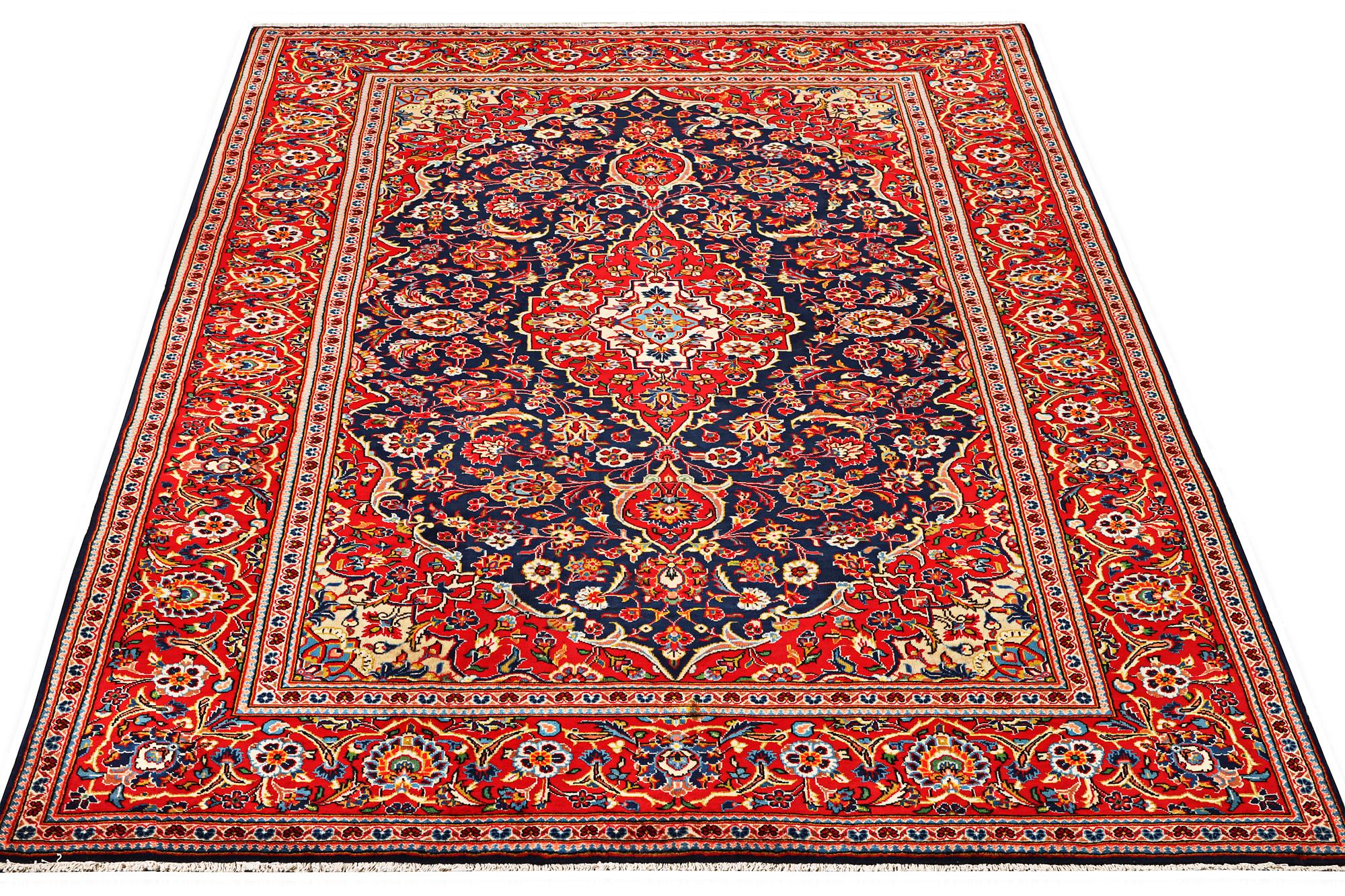 A Kashan carpet, c. 305 x 200 cm.