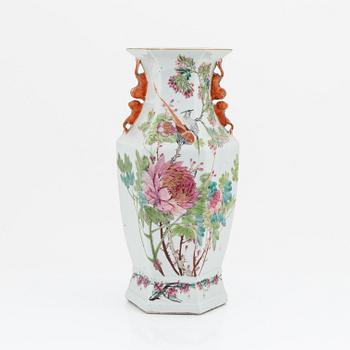 A Chinese vase, ealry 20th Century.-.