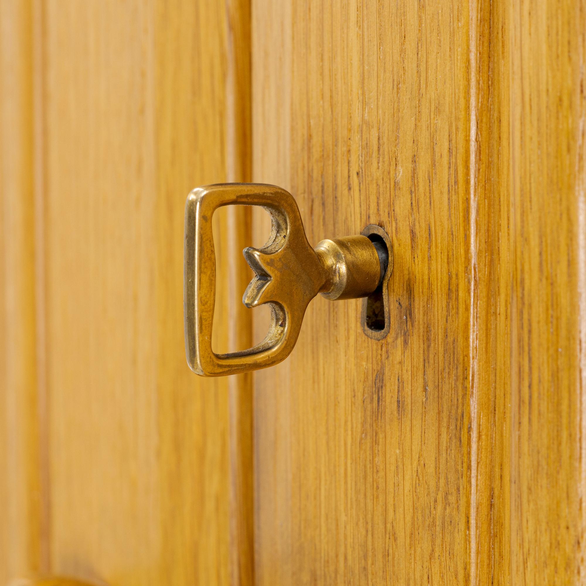 Carl Malmsten, hörnskåp, "Capella", 1900-talets andra hälft.