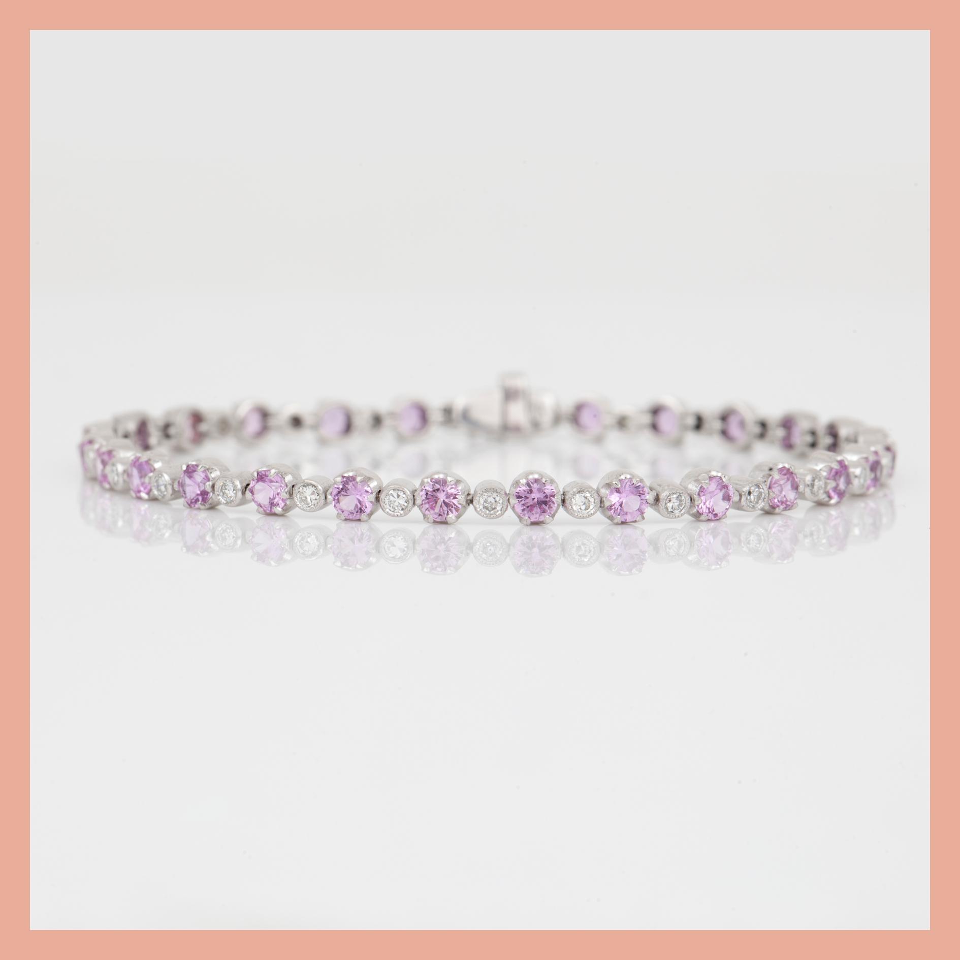 ARMBAND, Riviére, 18K vitguld med små diamanter tot ca 0,40 ct och rosa safirer, tot ca 2,53 ct. Total vikt ca 7,48 g.