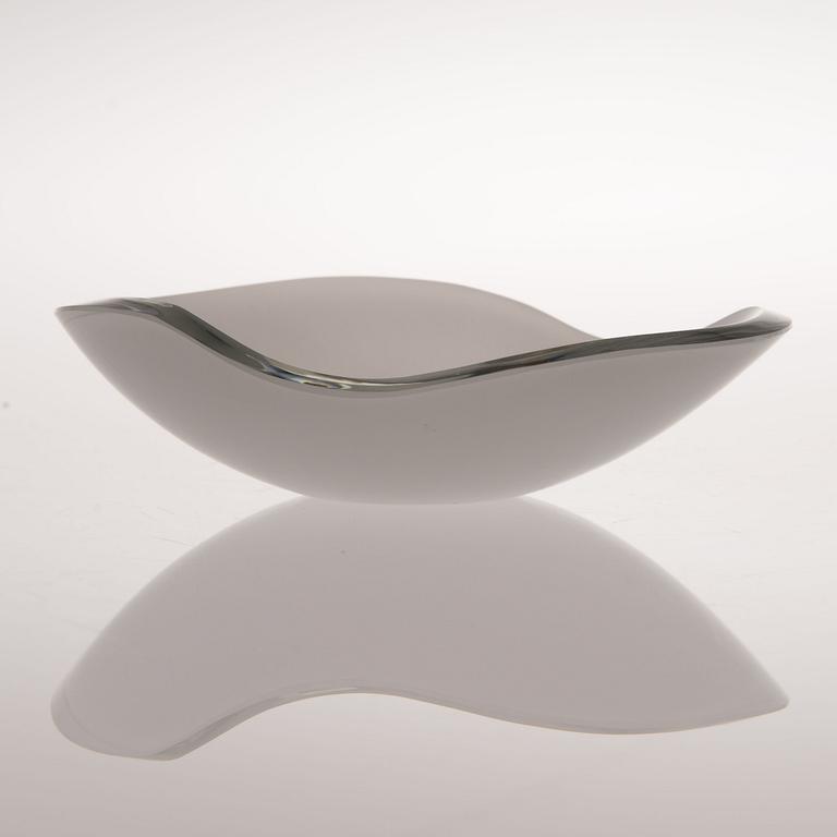 A GLASS BOWL "Munankuori", signed Gunnel Nyman Iittala -56.