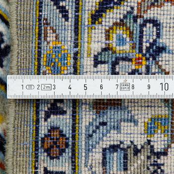 Matto, Kashan, signed Isfahanian, ca 404 x 280 cm.